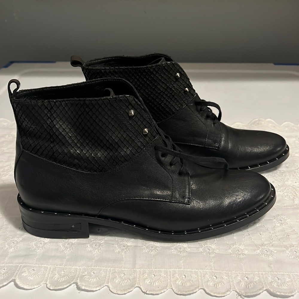 FREDA SALVADOR® Sleek smooth leather ankle black boots. Made in Spain Size 6.5